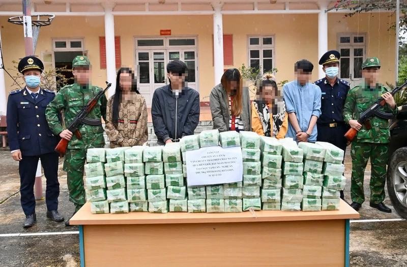 被抓获的跨国运毒团伙及毒品物证。(图:黎石)