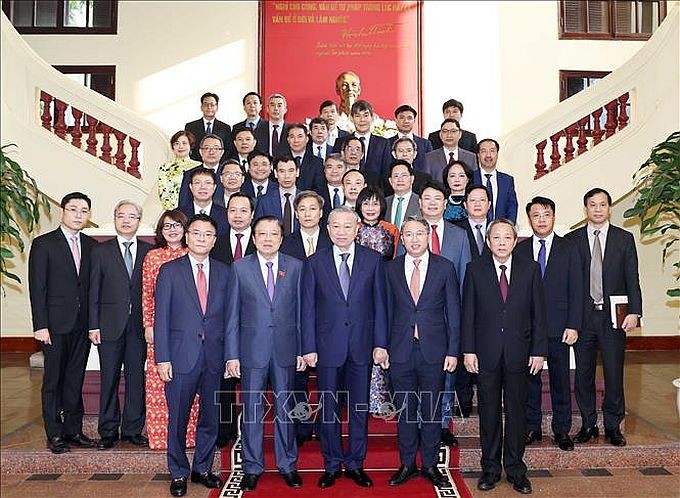 党中央总书记苏林与各位代表合照。(图:越通社)