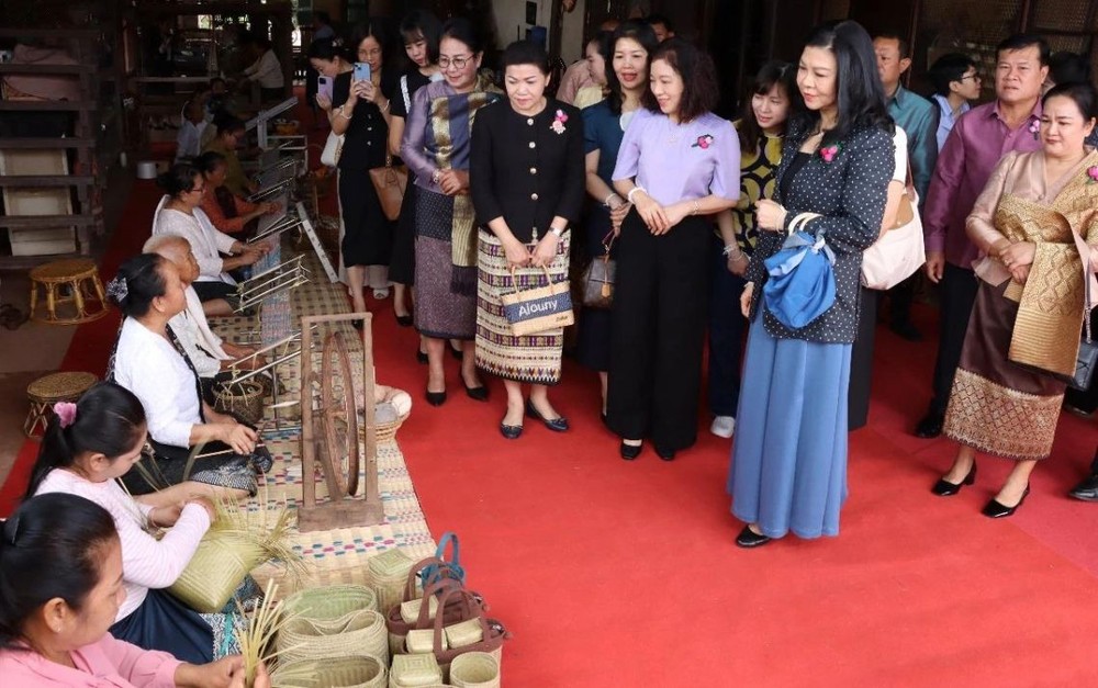 吴芳璃夫人参观万象省传统纺织工艺村。(图:VOV) tham-quan-lang-nghe.jpg