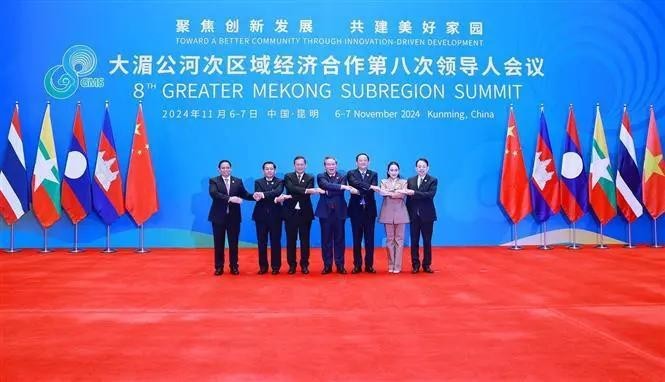 出席大湄公河次区域经济合作第八次领导人会议的各国代表合影。(图:越通社)
