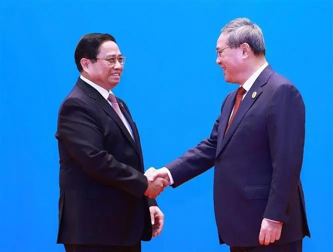 政府总理范明政与中国国务院总理李强。(图:越通社) 政府总理范明政与中国国务院总理李强。(图:越通社)