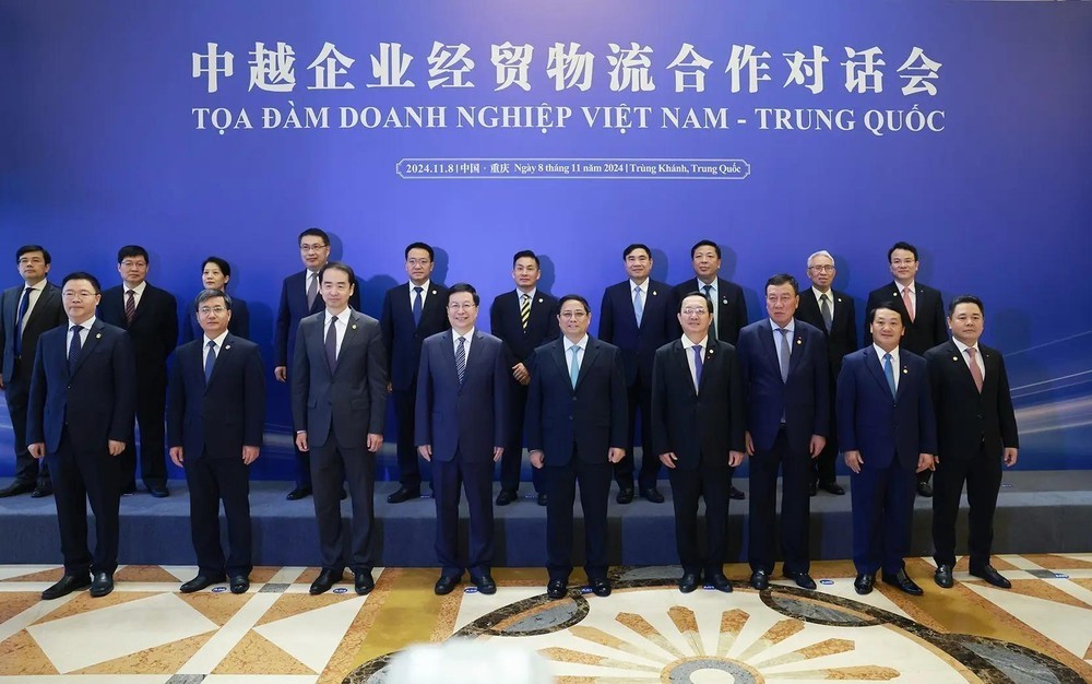 政府总理范明政出席越中企业家座谈会。(图:越通社) 政府总理范明政出席越中企业家座谈会。(图:越通社)