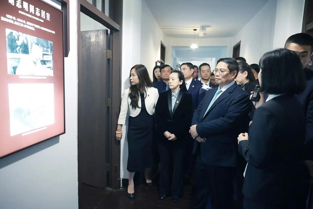 政府总理范明政参观胡志明主席曾在中国重庆进行革命活动之地。(图:越通社) 政府总理范明政参观胡志明主席曾在中国重庆进行革命活动之地。(图:越通社)