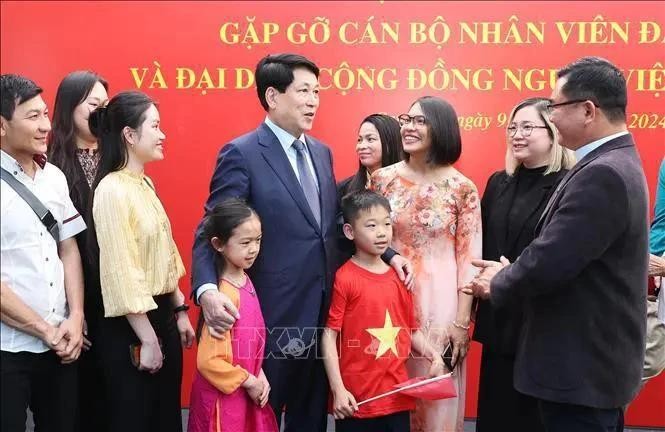 国家主席梁强与越南驻智利大使馆工作人员和旅智越侨会面。(图:越通社)