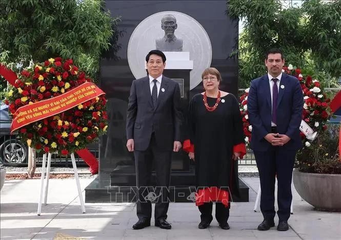 向胡志明主席塑像敬献花圈仪式上的国家主席梁强(左一)与智利前总统米歇尔·巴切莱特·赫里亚和Cerro Navia 区区长塔马约。(图:越通社)