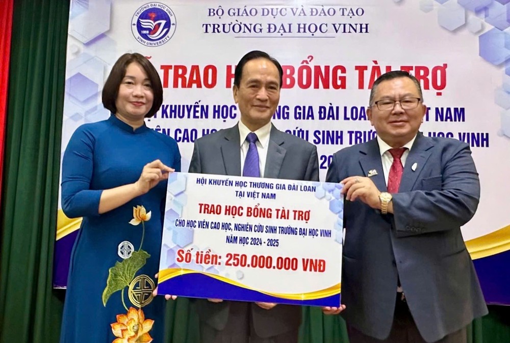 台商奖学基金會向乂安省榮市大學頒發第二次獎助學金总额为2亿5000万元。 K3.jpg