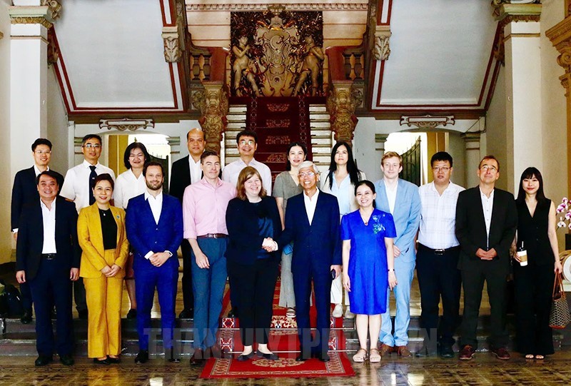 市领导同瑞士联邦经济局和世界银行代表团合照。(图:市党部新闻网)