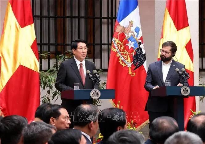 越南国家主席梁强同智利总统博里奇共同会见记者。(图:越通社)