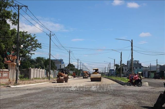 图为途经巴地-头顿省红土县福海镇路段的沿海DT994路项目的路基正在加紧施工中。(图:越通社)