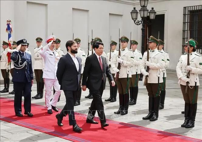 智利共和国总统主持仪式 欢迎越南国家主席梁强访问智利。(图:越通社)