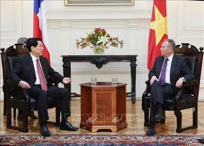 越南国家主席梁强会见智利参议院参议长何塞·加西亚·鲁米诺特。(图:越通社)