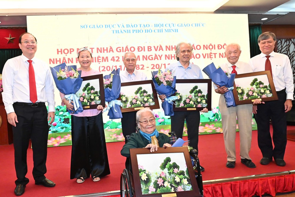 市委常务副书记阮胡海向教师赠送鲜花与礼物。(图:越勇)
