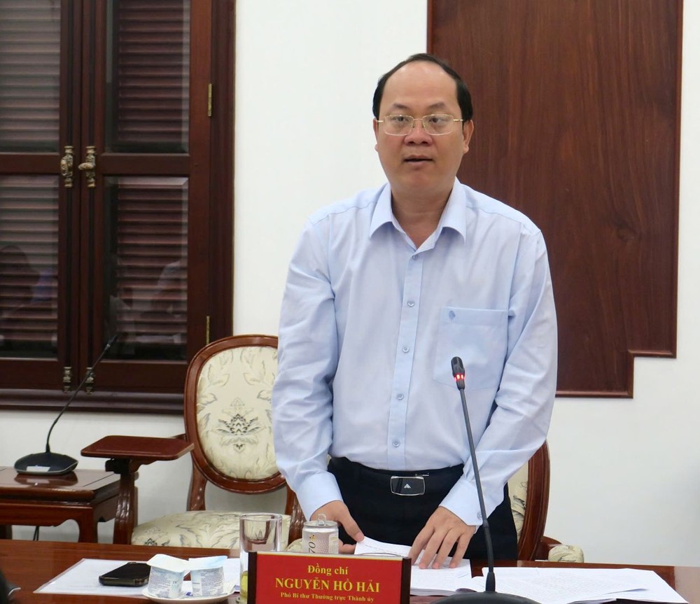 市委常务副书记阮胡海主持会议。(图:秋红) pho-bttu.jpg
