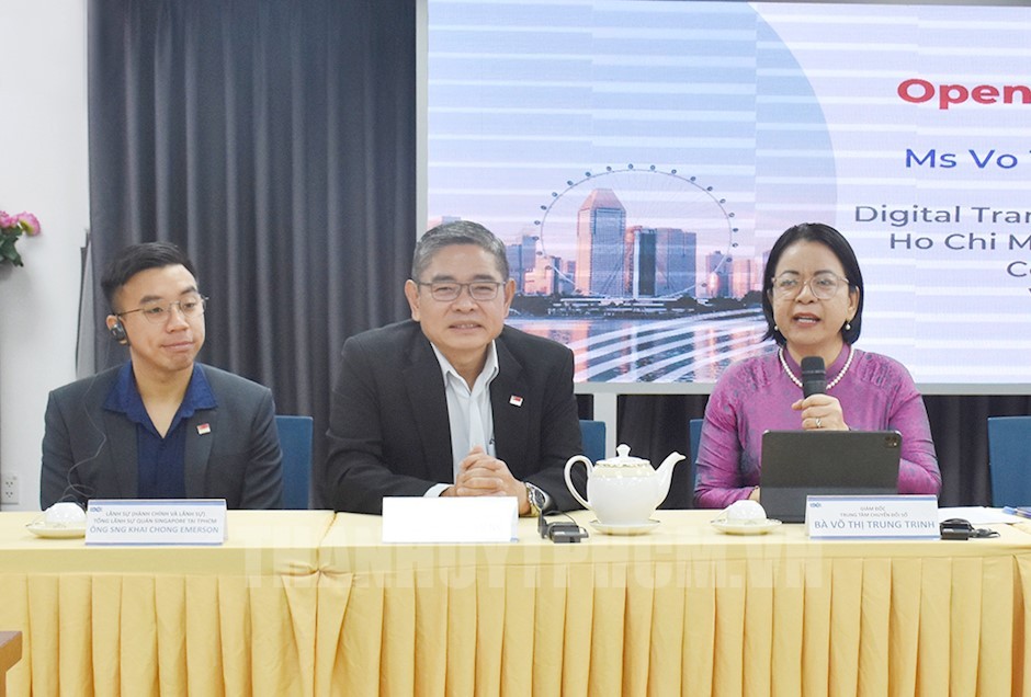 市数字化转型中心主任武氏忠贞(右一)在开课仪式上发言。(图:市党部新闻网)