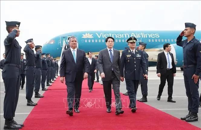国家主席梁强抵达利马, 开始访问秘鲁和出席APEC领导人会议周之行。(图:越通社)