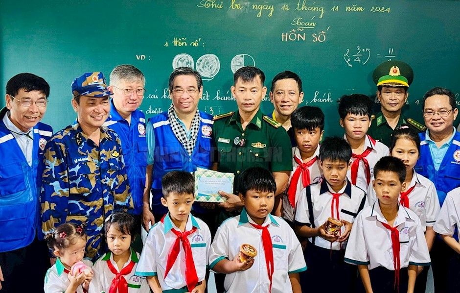 市委副书记阮福禄(后排左四)向岛上学生赠送礼物。(图:市党部新闻网)