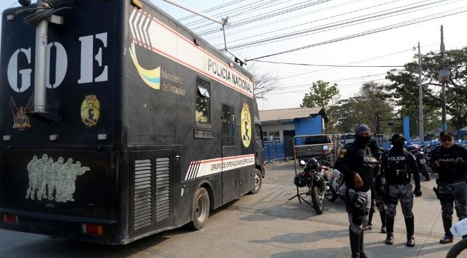 厄瓜多尔警方特别行动小组人员驻守监狱现场。(图:AFP)