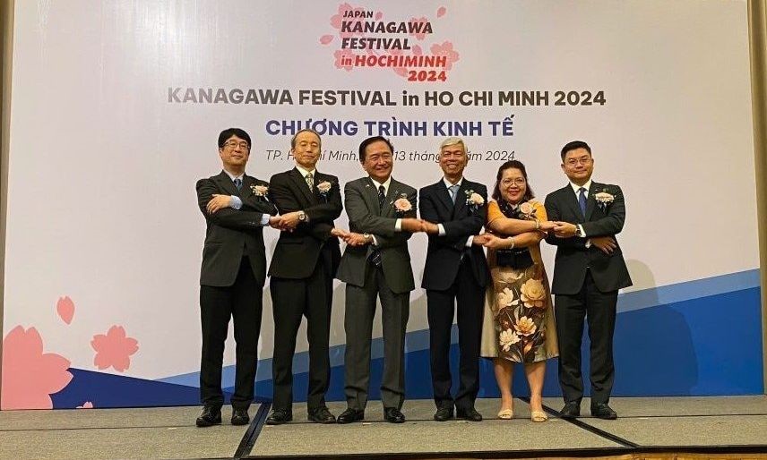 市领导同日本神奈川县领导以"花式握手"表示密切配合与合作。(图:朱芳)