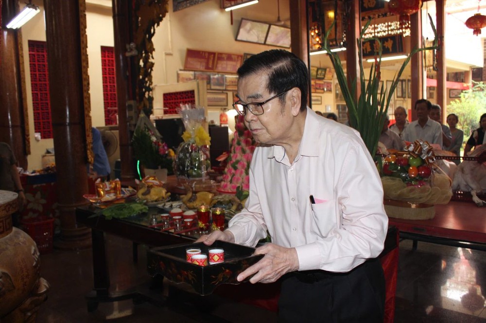 海南会馆理事会代表敬奉供品。 H2.jpg