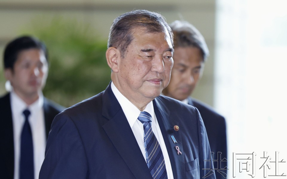 11月14日上午,日本首相石破茂进入首相官邸。(图:共同社)