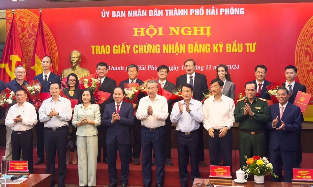党中央总书记苏林与投资商合影。(图:秋英)