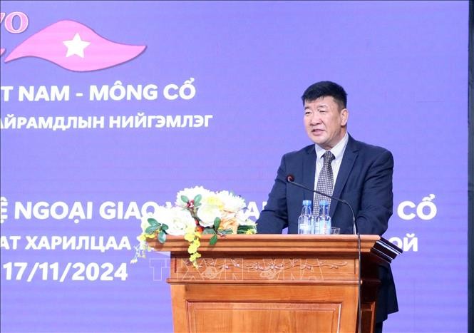蒙古驻越南特命全权大使吉吉·塞里贾夫在聚会上发言。(图:越通社) 蒙古驻越南特命全权大使吉吉·塞里贾夫在聚会上发言。(图:越通社)