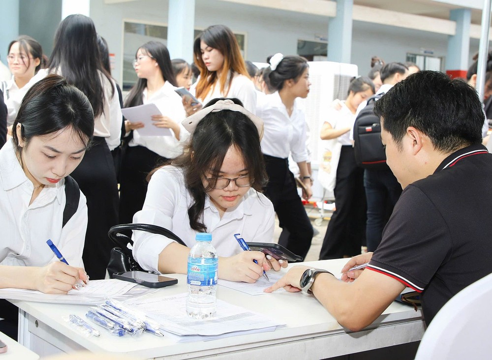 众多大学生寻找就业机会。 03.jpg