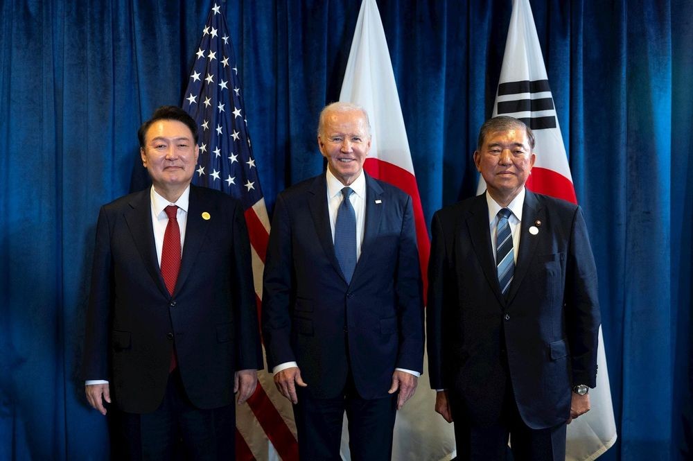 11月15日,在秘鲁首都利马,韩国总统尹锡悦(左起)同美国总统拜登、日本首相石破茂举行三方会谈。(图:韩联社)