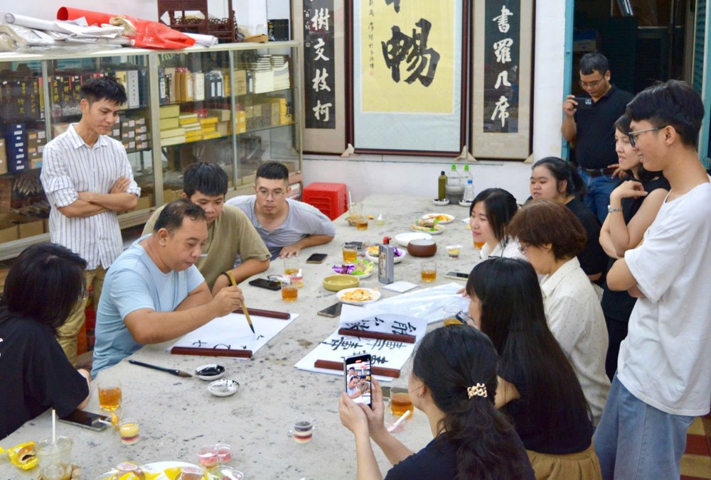 林汉城老师给老师示范临帖的方法。 k2.jpg