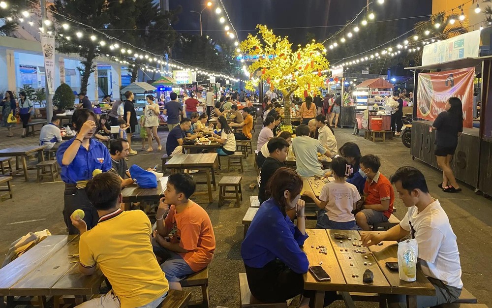 潘赤龙美食街一隅。(图:黄孝)