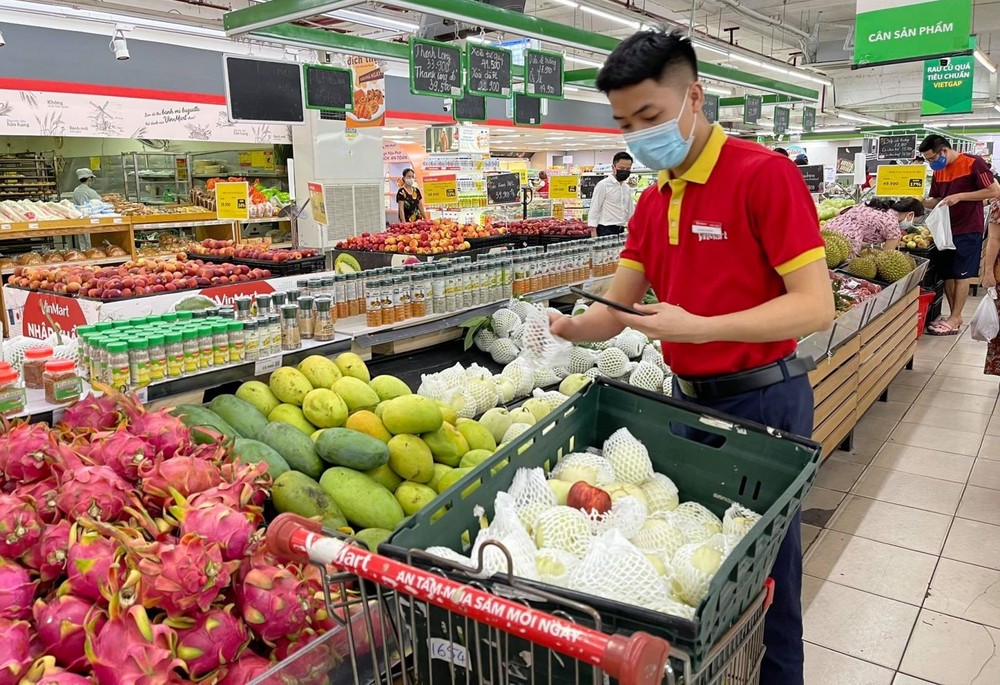 图为市民在超市选购物品。(图:芳庄)