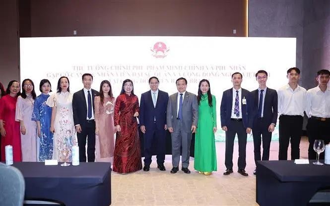 政府总理范明政和夫人同与会代表合影。(图:越通社)