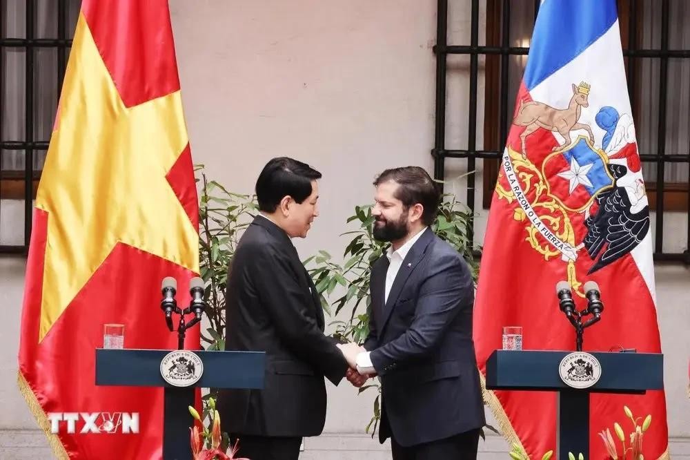 国家主席梁强同智利总统博里奇共同会见记者。(图:越通社) 国家主席梁强同智利总统博里奇共同会见记者。(图:越通社)