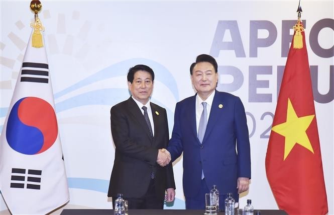 国家主席梁强(左)会见韩国总统尹锡悦。(图:越通社)