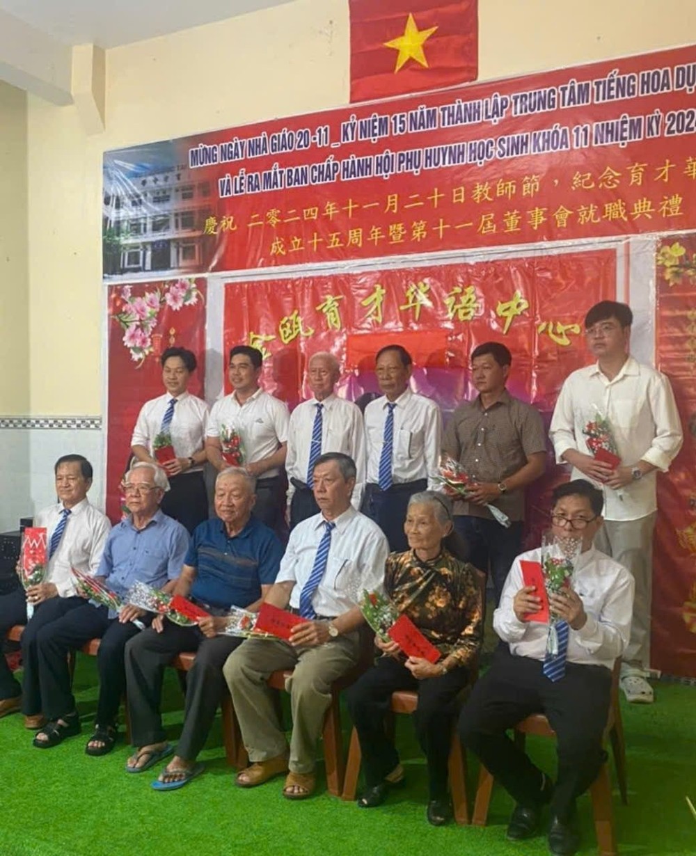 金瓯市育才华语中心董事会给老师们敬送礼物合照。 caoca.jpg