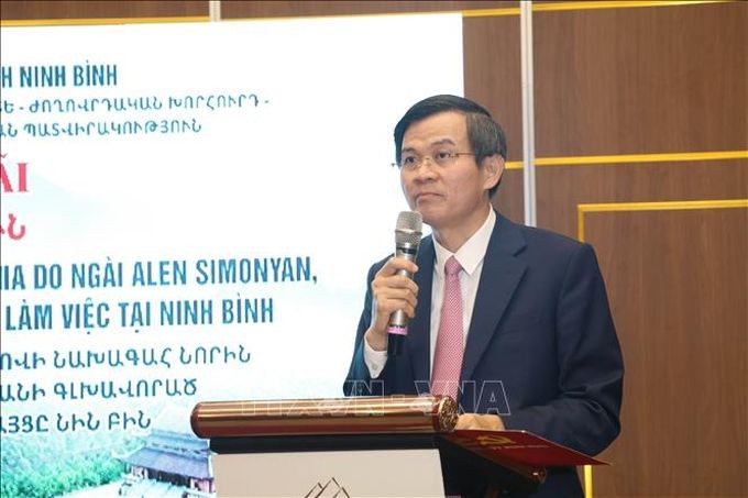 宁平省委书记段明训在接待会上致辞。(图:越通社)