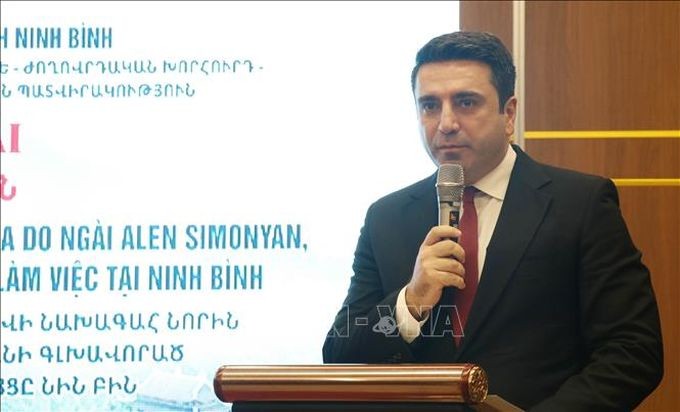 亚美尼亚国会主席阿伦·西蒙扬在接待会上发言。(图:越通社) ninh-binh3.jpg