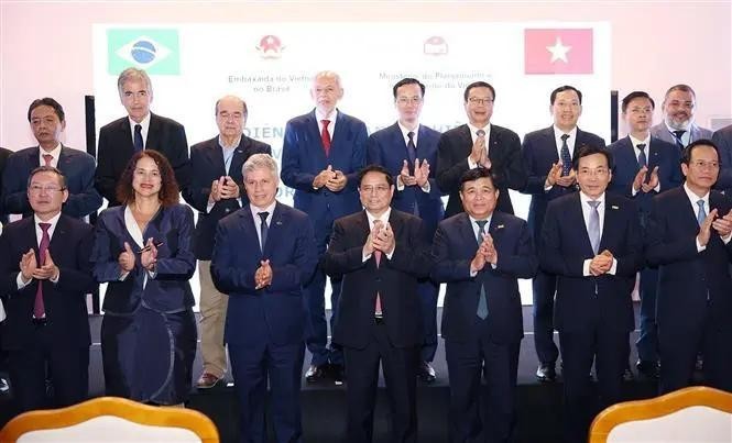 政府总理范明政在巴西里约热内卢市出席了越南- 巴西企业论坛。(图:越通社)