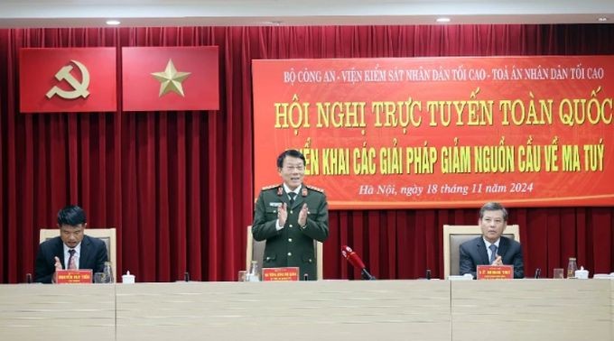 公安部长梁三光(中)主持会议。(图:人民报)