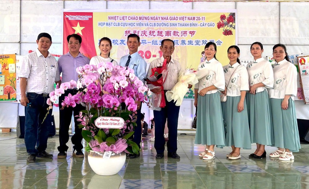 校友会代表向老师们献上鲜花祝贺教师节。 K4.jpg