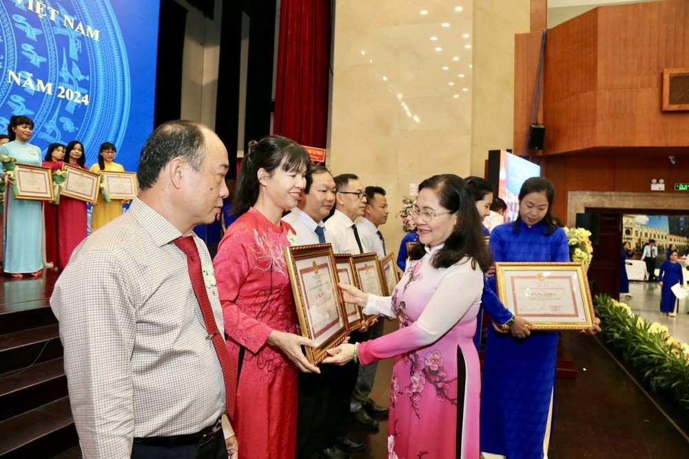 市委副书记、市人民议会主席阮氏丽向得奖教师颁发奖状。(图:芳琼)