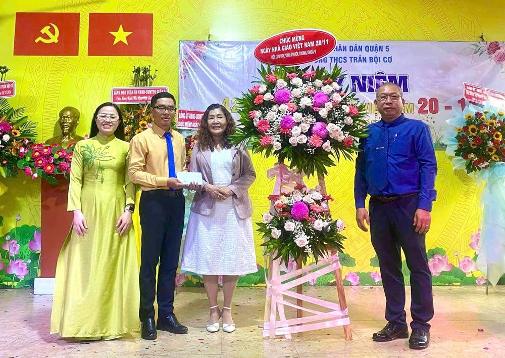 福中校友会会长何丽娟(左三)向陈佩姬中学赠送礼物祝贺。