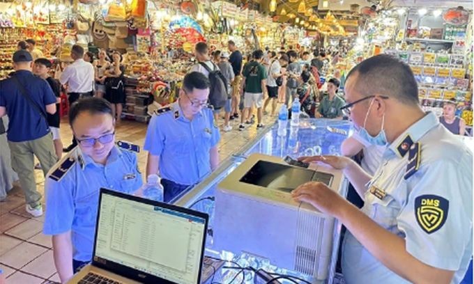 图为市场管理队正在突查滨城市场一货摊。(示意图:诗红)