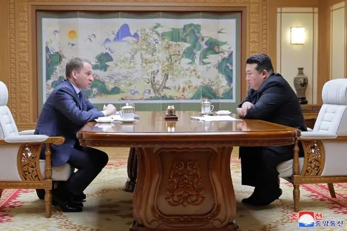 朝鲜国务委员会委员长金正恩18日接见到访的俄罗斯自然资源与生态部部长亚历山大‧科兹洛夫。(图:朝中社)