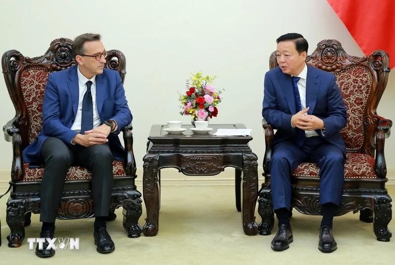 政府副总理陈红河(右)接见法国航运和物流集团副主席马蒂厄‧弗里德伯格。(图:越通社)