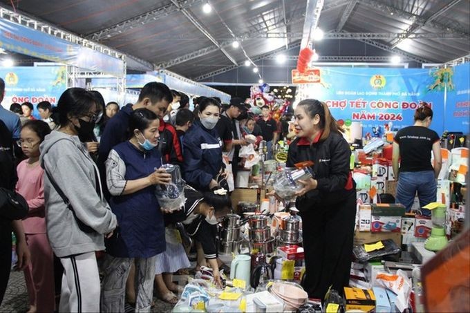 “春节工会集市”活动的零元货摊将在2025年春节期间继续举行。(图:文坚)