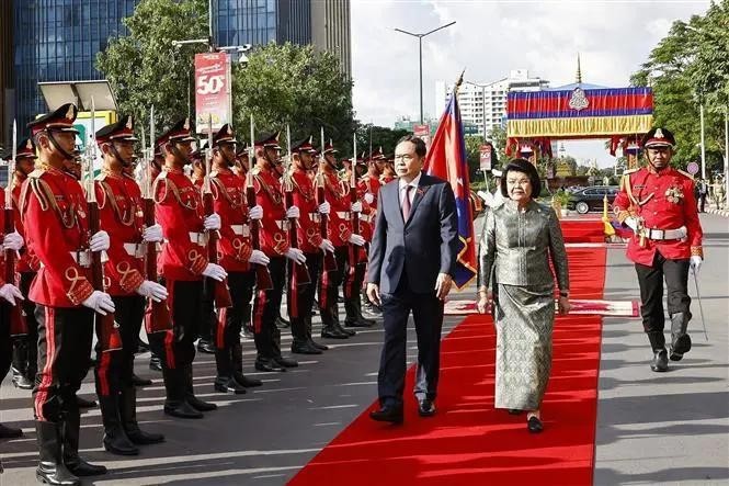 国会主席陈青敏欢迎仪式在柬埔寨首都金边举行。(图:越通社)