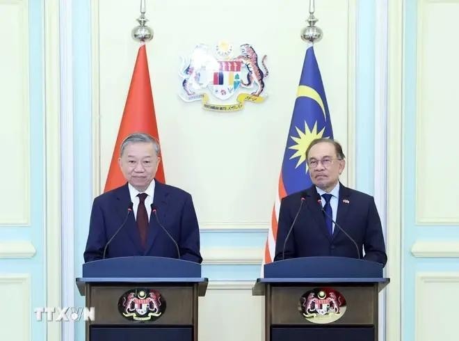 党中央总书记苏林与马来西亚总理安瓦尔·易卜拉欣共见记者。(图:越通社)