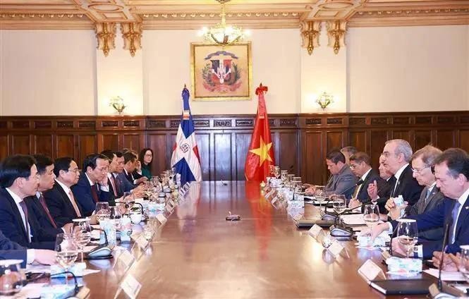 政府总理范明政与多米尼加总统阿比纳德尔举行会谈。(图:越通社)
