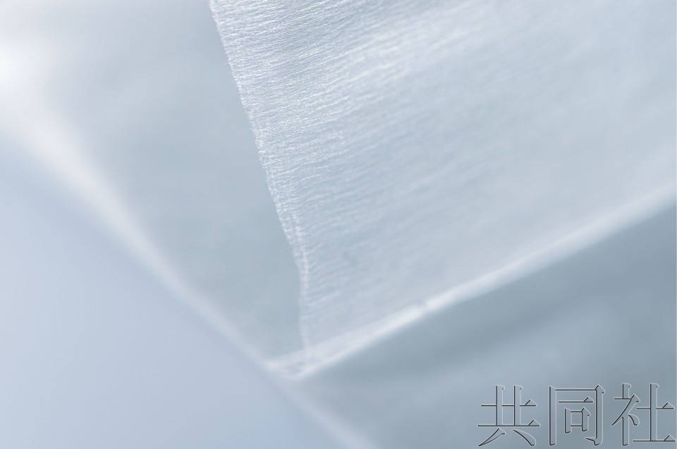 兴和公司开发的片状袋蛾纤维。(图:共同社)